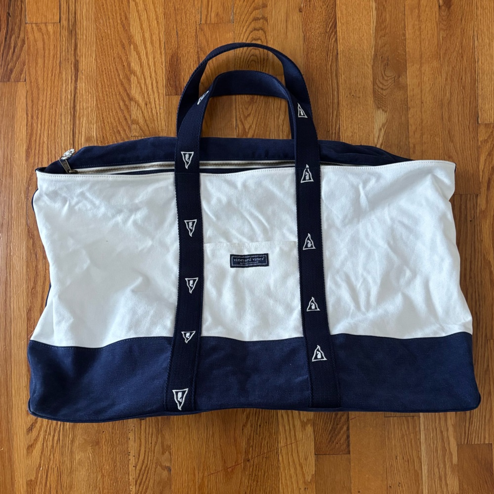 BRAND NEW Vineyard Vines Navy and White Weekender Tote Bag